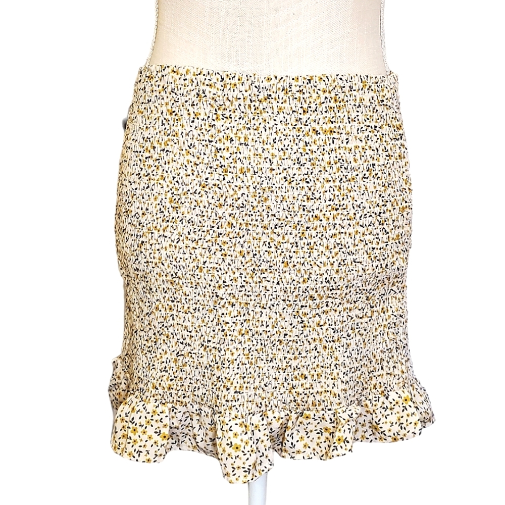 PAPAYA | Women's yellow floral print ruched mini skirt. Size medium.